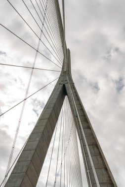 Fransa 'daki Seine nehri üzerindeki Normandiya Köprüsü' nün mimari detayları.