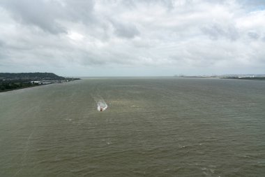 Le Havre 'deki İngiliz Kanalı' ndan Seine nehrine giren tekne.