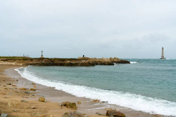 Vista del faro de Phare de Goury en la costa norte de Normandía — Foto de Stock
