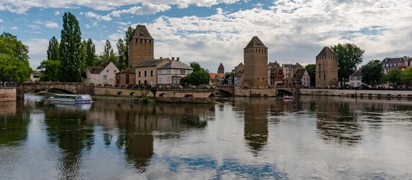 Vista del centro storico e dei canali di Strassbourg con una nave che passa — Foto Stock