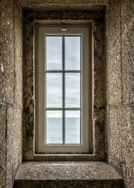 Vista del océano a través de una ventana del faro en la escalera de piedra — Foto de Stock