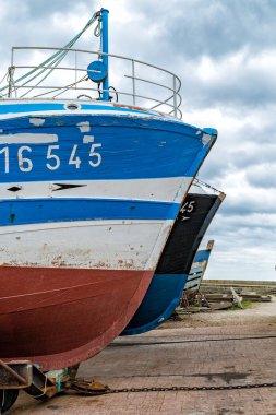 Tamir ve yenileme için kuru rıhtımlarda balıkçı tekneleri