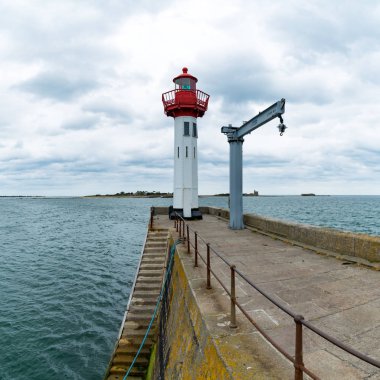 Normandiya 'daki Saint-Vaast-la-Hougue liman fenerinde.