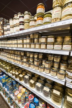 tarihi Gosselin mağazasında yerel ürünlerle dolu raflar