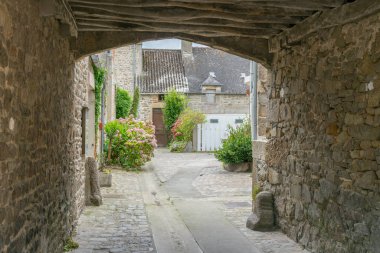 Güzel bir avlu ve tipik Normandiya taş mimarisi tarzında evler.