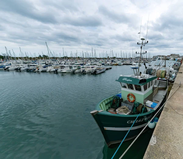 Barcos de pesca e marina iate no porto de Saint Vaast la Hougue — Fotografia de Stock