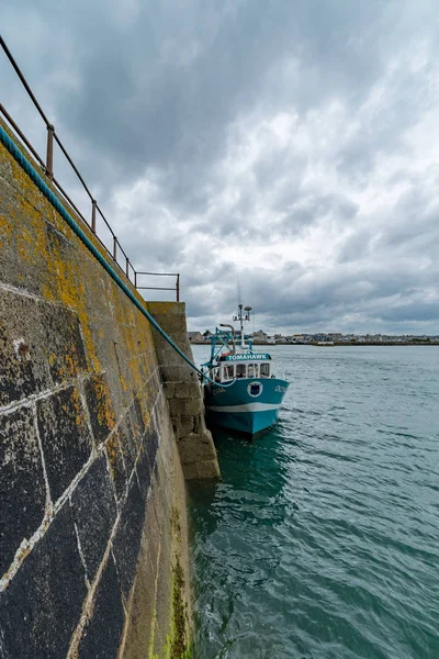 Fischerboot ankert im Hafen von Saint vaast la hougue in der Normandie — Stockfoto
