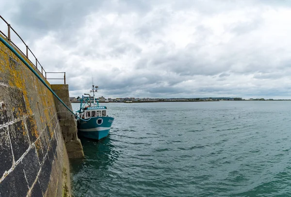 Fischerboot ankert im Hafen von Saint vaast la hougue in der Normandie — Stockfoto