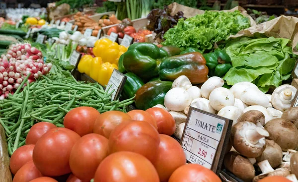 Stand de mercado con muchas verduras y etiquetas diferentes con nombres y precios en francés —  Fotos de Stock