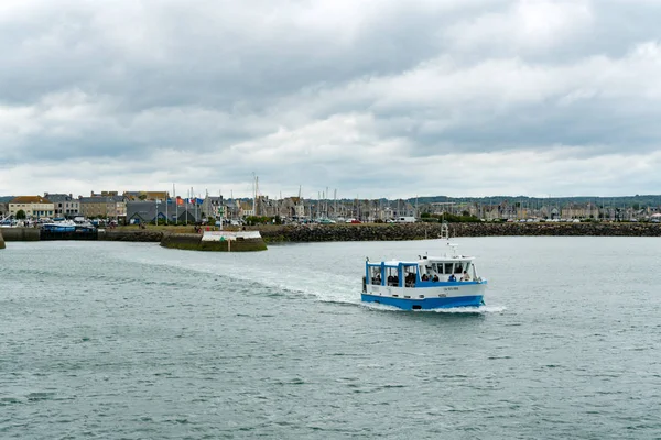 Amfibiefordon som transporterar turister till ön Tatihou utanför Normandie — Stockfoto