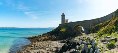 Brittany kıyısındaki Petit Minou deniz fenerinin panorama manzarası