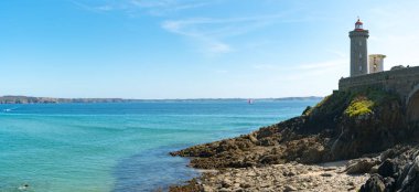 Brittany kıyısındaki Petit Minou deniz fenerinin panorama manzarası