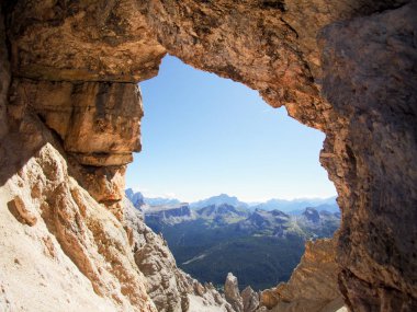 İtalya 'nın Dolomitleri' ndeki vahşi ve kayalık dağ manzarası