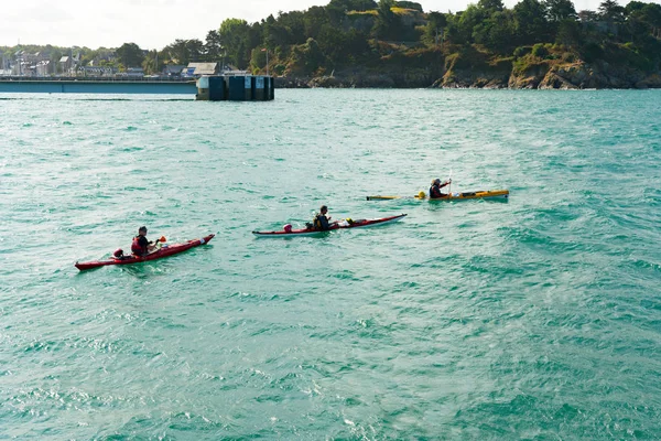Personas con kayaks de mar salen de Saint-Malo para un crucero de expedición — Foto de Stock