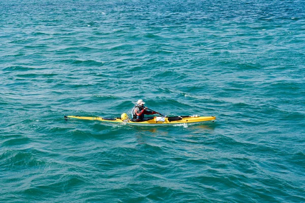 Kayak de mar en el océano abierto — Foto de Stock