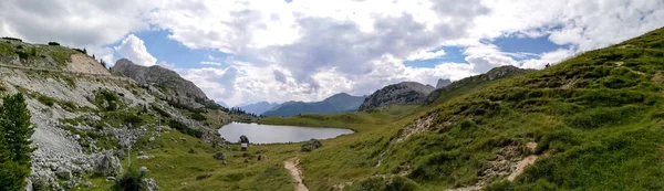 Small idyllic mountain lake in the Dolomites of Italy — Stock Photo, Image