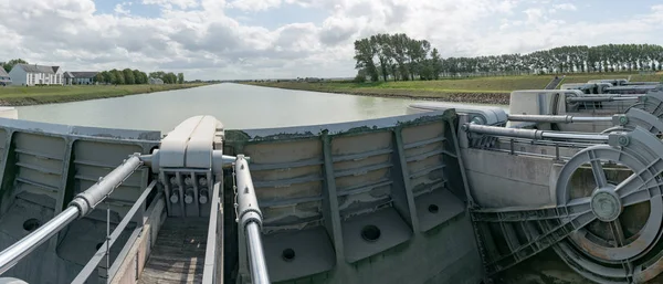 Речные шлюзы и плотина для регулирования потока воды в системе каналов — стоковое фото