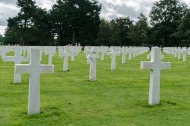 Amerikan Mezarlığı'nda Hıristiyan ve Yahudi mezar taşları görünümü
