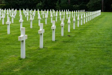 Normandiya 'daki Omaha Sahili' ndeki Amerikan Mezarlığı 'ndaki mezar taşlarının görüntüsü