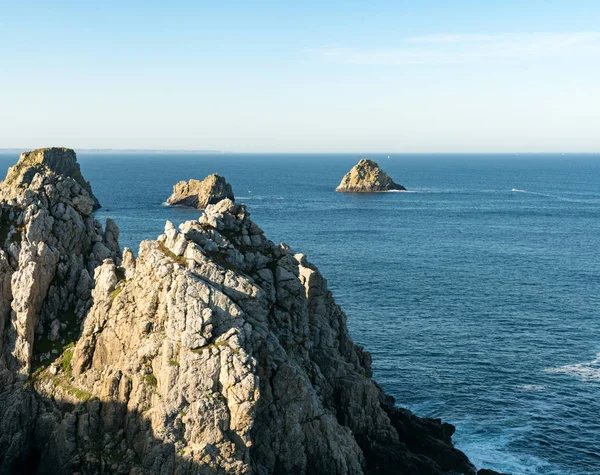 Panorama de acantilados rocosos y irregulares salvajes y océano azul oscuro — Foto de Stock