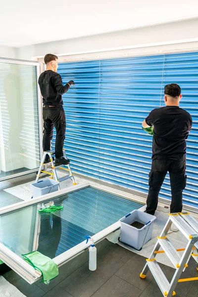 Vista Vertical Dos Limpiadores Profesionales Masculinos Limpiando Persianas Azules Frente — Foto de Stock