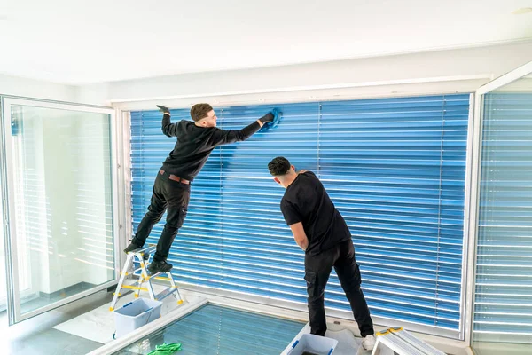 Horizontal View Two Male Professional Cleaners Cleaning Blue Blinds Large — Stock Photo, Image