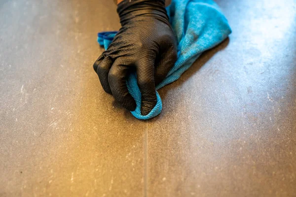 Eine Nahaufnahme Einer Professionellen Reinigungsfuge Mit Blauem Tuchtuch Und Schaumiger — Stockfoto