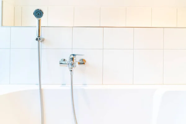 Una Bañera Moderna Limpia Luminosa Baño Azulejos Blancos Con Grifo — Foto de Stock