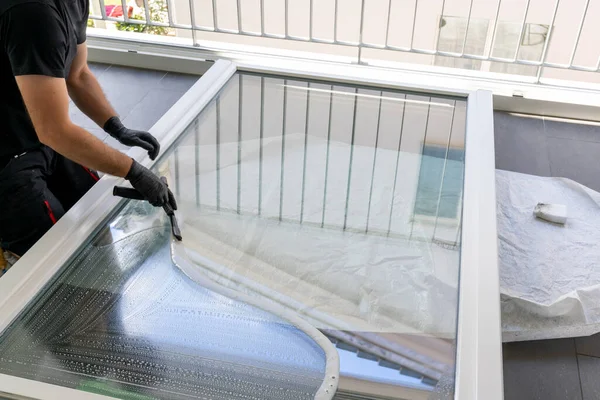 Professional Window Cleaner Using Window Cleaner Squeegee Clean Large Fold — Stock Photo, Image