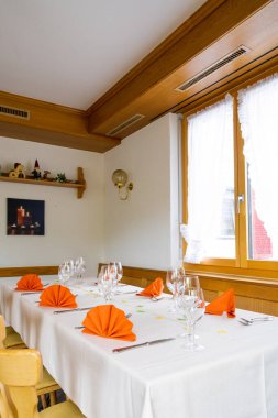 Çekici ve sıcak bir masa ve bir restoran masasının iç çekimleri.