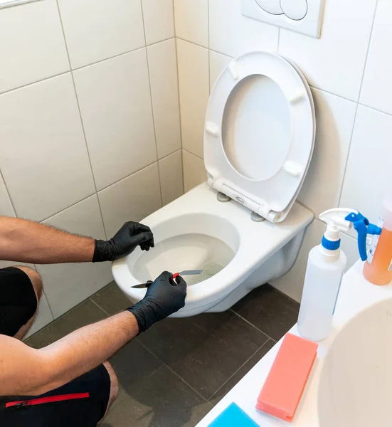 Limpador Profissional Limpa Banheiro Cerâmico Muito Bem Banheiro Moderno — Fotografia de Stock