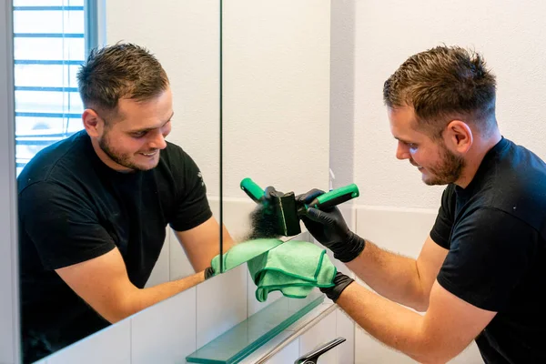 Professional Cleaner Scraping Dirt Spots Bathroom Mirror General Spring Cleaning — Stock Photo, Image