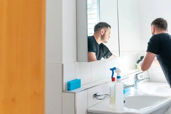 Limpador Professonal Limpando Banheiro Prateleiras Vidro Armário Banheiro — Fotografia de Stock