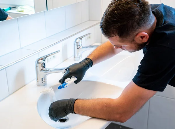 Homem Limpando Bacia Lavagem Banheiro Com Uma Garrafa Spray Outros — Fotografia de Stock