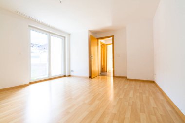 Parlak ve beyaz bir dairede yeni parke döşeme alçak açılı dikey görünümü