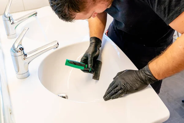 Professional Cleaner Removing Dirt Stains Ceramic Bathroom Sink Diamond Blade — Stock Photo, Image
