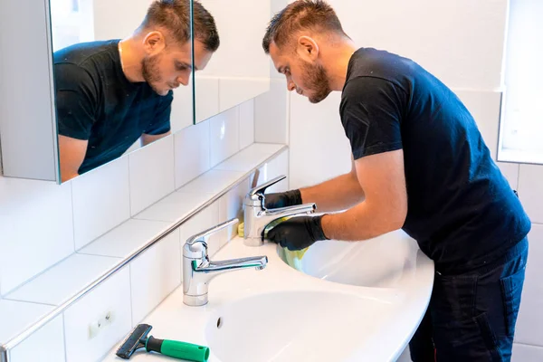 Kireç Lekeleri Temizlemek Için Banyo Lavabosunu Kazıyıcı Bıçak Mikro Fiber — Stok fotoğraf