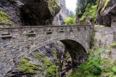 Thusis yakınlarındaki İsviçre Alplerindeki derin Viamala Geçidi 'nden geçen tarihi Stoen Köprüsü.
