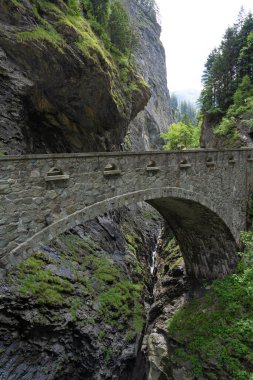 Thusis yakınlarındaki İsviçre Alplerindeki derin Viamala Geçidi 'nden geçen tarihi Stoen Köprüsü.