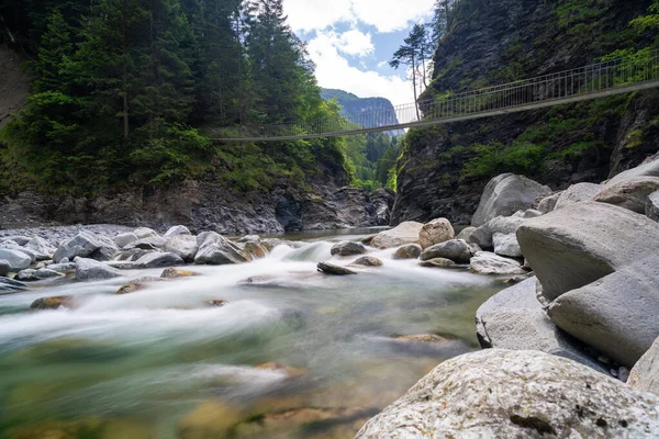 Ponte Suspensa Madeira Moderna Que Atravessa Rio Reno Desfiladeiro Viamala — Fotografia de Stock