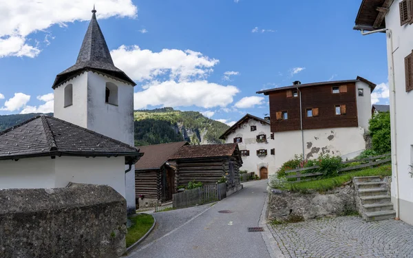 Reischen Switzerland 2020年6月13日 町の教会を望むスイスアルプスのヴァル ションスのReischenの歴史的な村の中心部の景色 — ストック写真