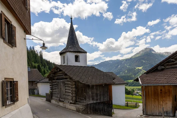 Reischen Switzerland 2020年6月13日 町の教会を望むスイスアルプスのヴァル ションスのReischenの歴史的な村の中心部の景色 — ストック写真