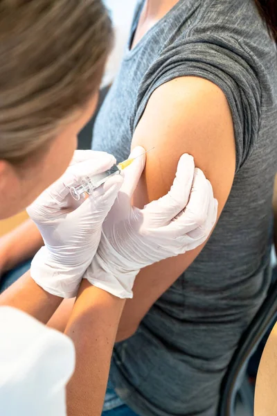 Vertikal Kvinnlig Läkare Som Vaccinerar Kvinnlig Patient — Stockfoto