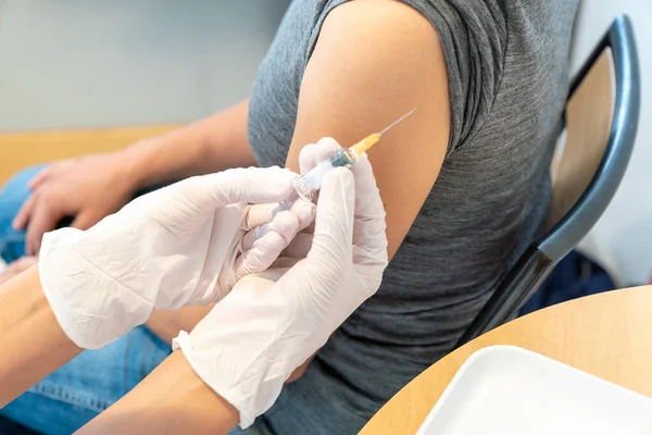 Horisontell Kvinnlig Läkare Som Vaccinerar Kvinnlig Patient — Stockfoto