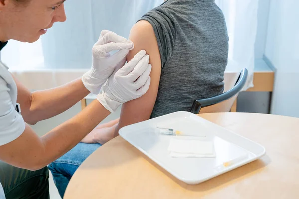 Horisontell Kvinnlig Läkare Som Desinficerar Kvinnlig Patients Arm Efter Vaccination — Stockfoto