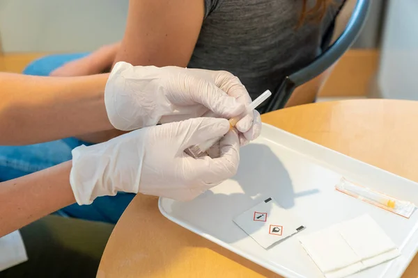 Kvinnlig Läkare Förbereder Sig För Att Vaccinera Kvinnlig Patient Sitt — Stockfoto