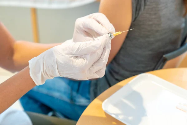 Kvinnlig Läkare Förbereder Sig För Att Vaccinera Kvinnlig Patient Sitt — Stockfoto