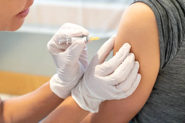 Horisontell Kvinnlig Läkare Som Vaccinerar Kvinnlig Patient — Stockfoto