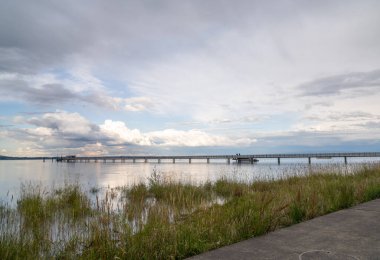 Altnau 'daki iskelede akşam ışığında Constance Gölü manzarası.