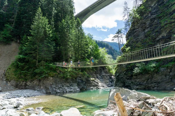 Rania Suiza Junio 2020 Senderismo Familiar Través Puente Colgante Madera — Foto de Stock